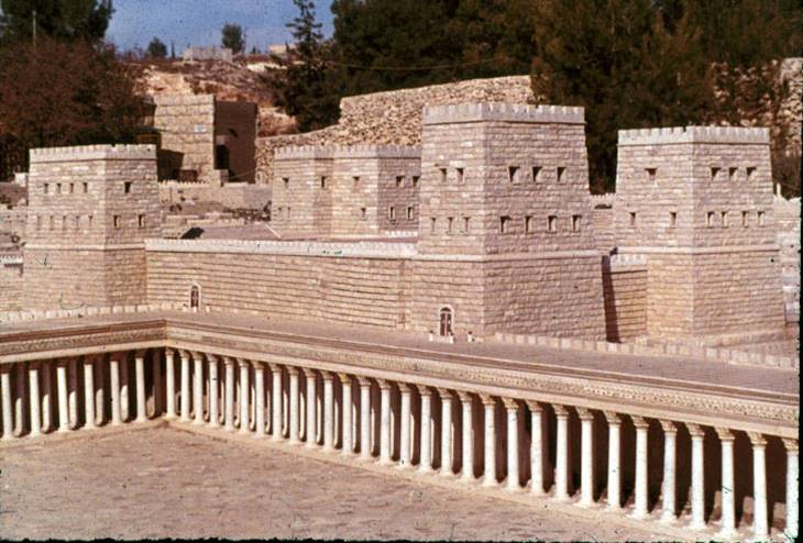 Antonia Fortress (This castle is on top of a mound. Two bridges connect the Castle and the Temple, but arched bridges are missing in this model. See the other picture.)